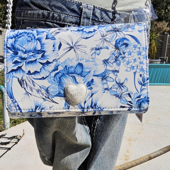 NWT Betsey Johnson Blue and White Floral Crossbody Bag with Structured Design - Picture 5 of 11